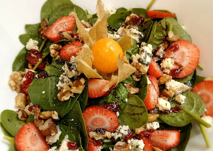 Пролетна салата с бейби спанак